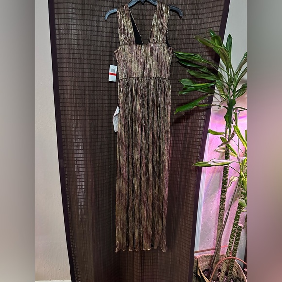 Dress the Population Auli Sleeveless V-Neck metallic gown - Picture 6 of 10